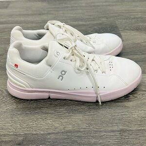 On Clouds On the Roger Advantage Women's White and Light Purple Sneakers Size 10